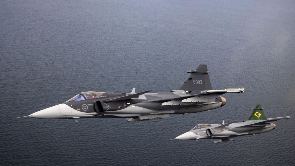 Dos Gripen, de las fuerzas aéreas de Brasil y Suecia
